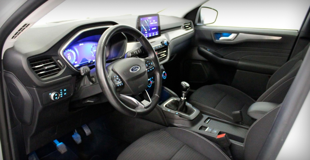 interior do suv kuga da marca ford à venda na hertz carros usados